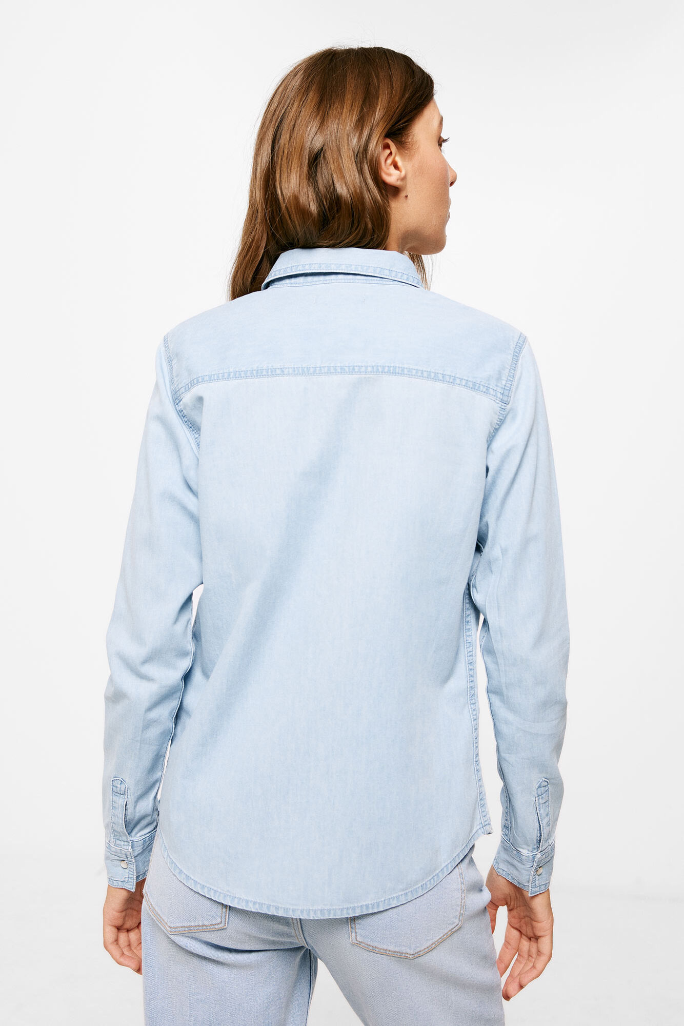 Blusa jeans com bolsos tipo envelope
