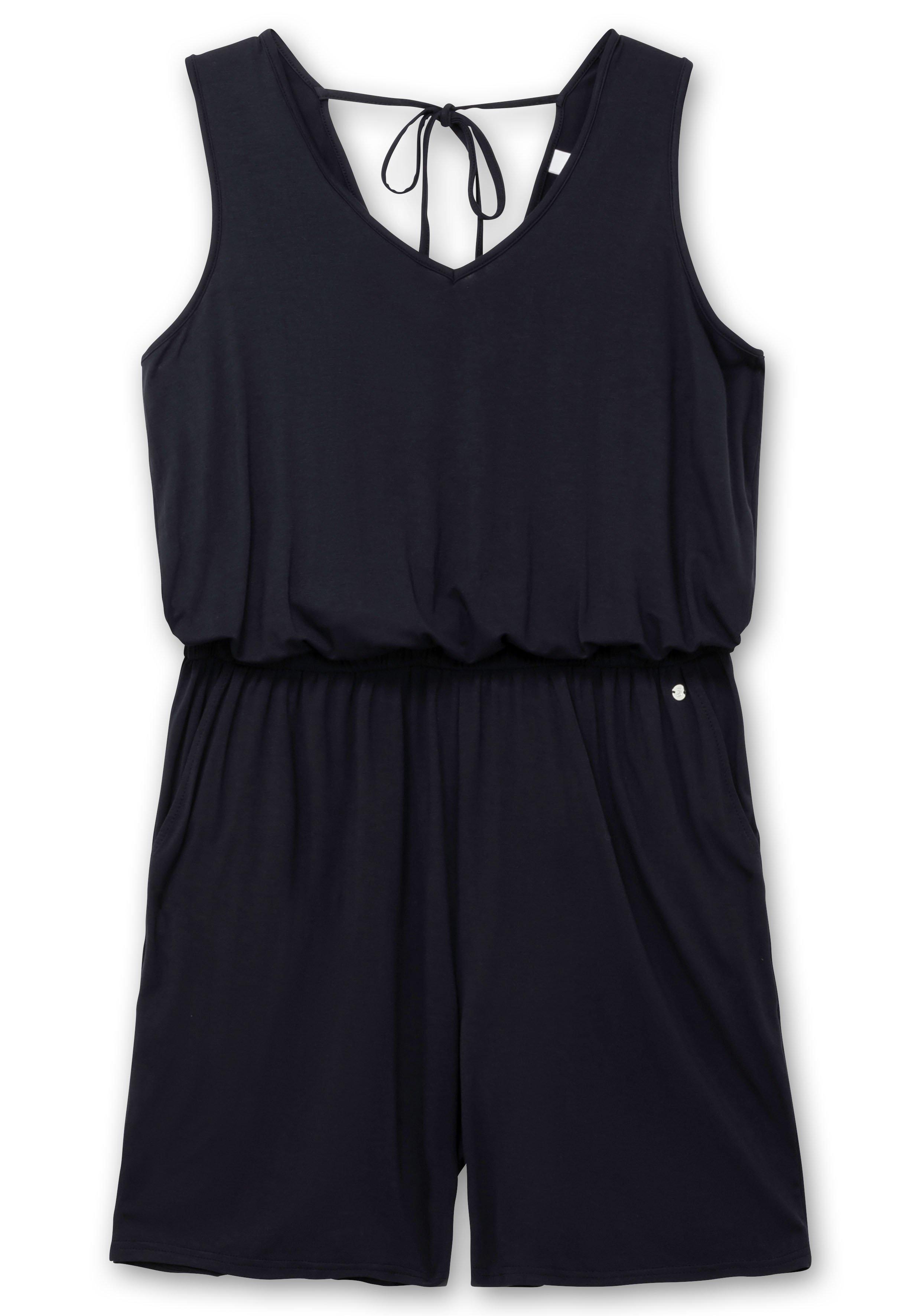 Kurzer Jumpsuit mit tiefem Rückenausschnitt