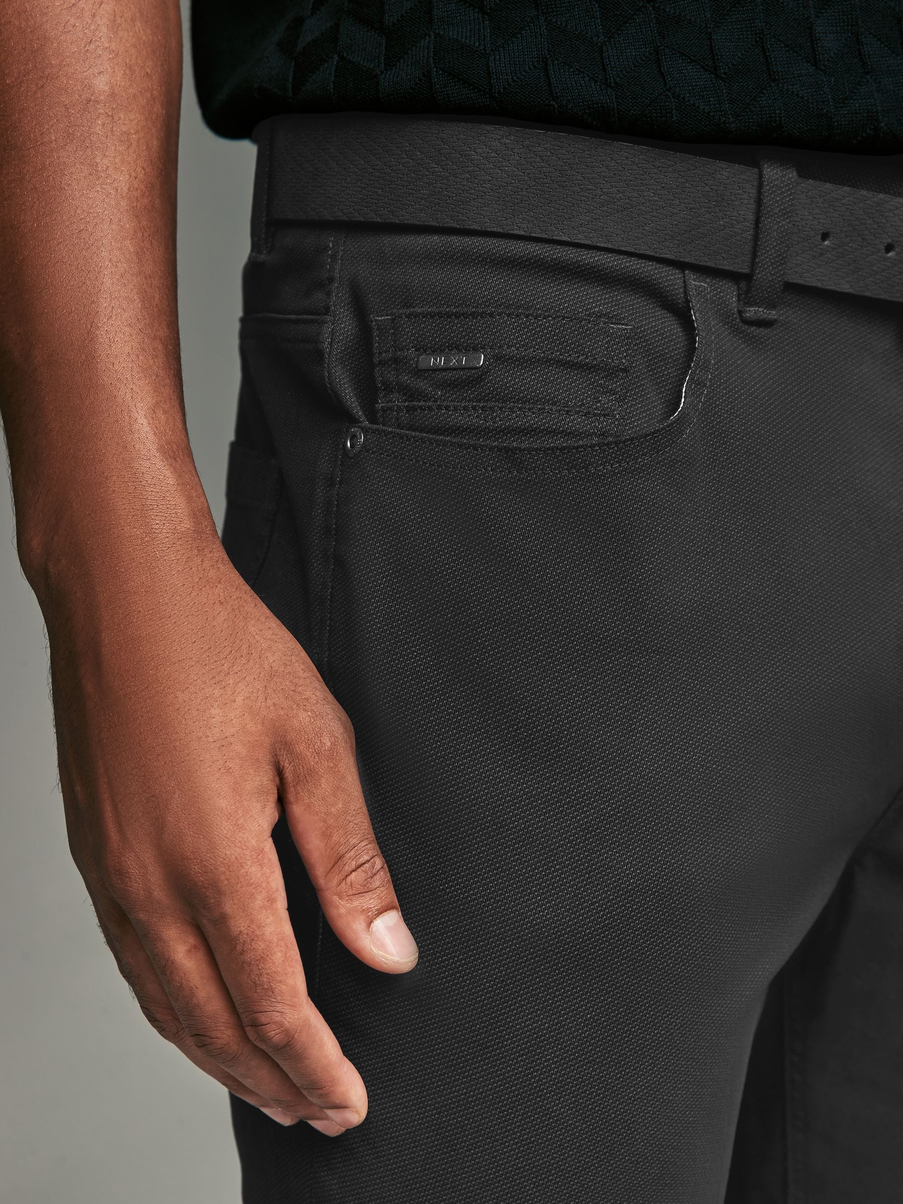 Zwart - Slim fit modieuze bedrukte stretchy chino's met riem