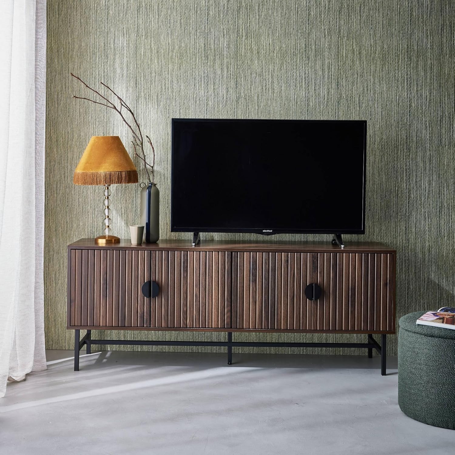 sweeek TV-Möbel, nussbaumfarbenes, geriffeltes Holzdekor, Vier Türen, Zwei Regale, L 160 x B 39 x H 60cm - Bazalt