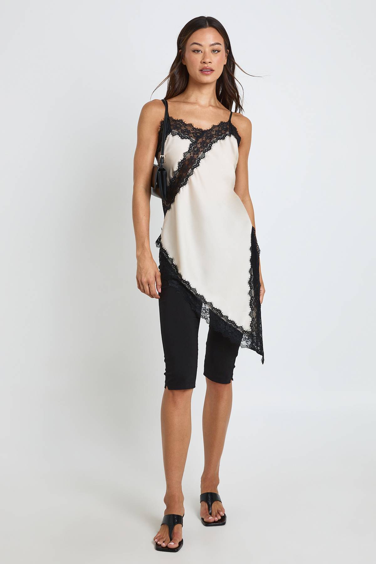 boohoo Caraco Long En Satin À Dentelle Contrastée