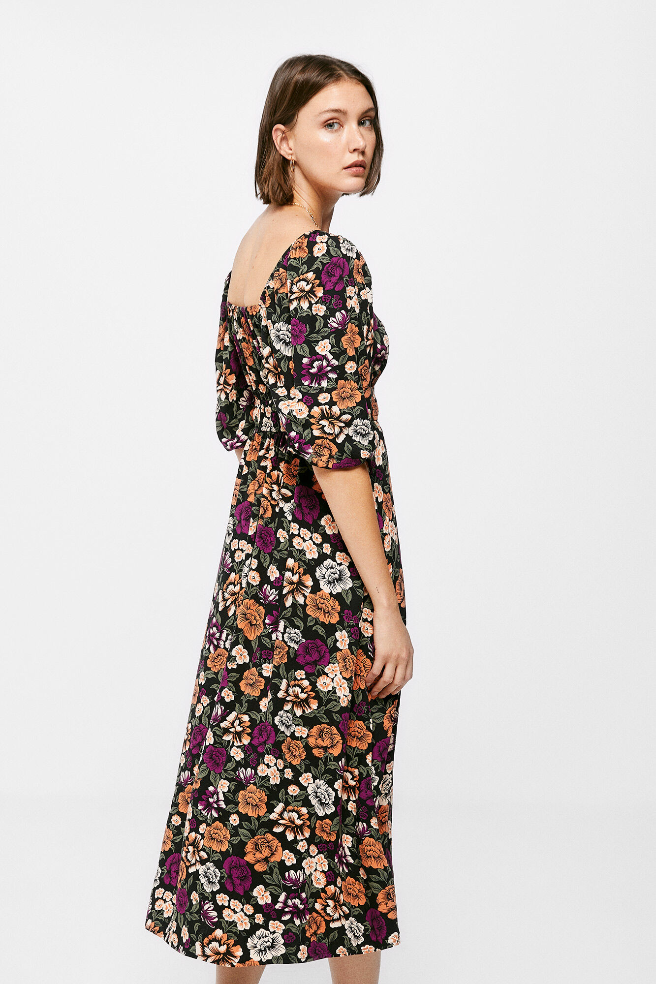 Vestido midi com cintura elástica.