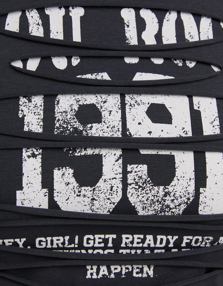 Camiseta de manga curta com camada dupla, costuras e estampa.