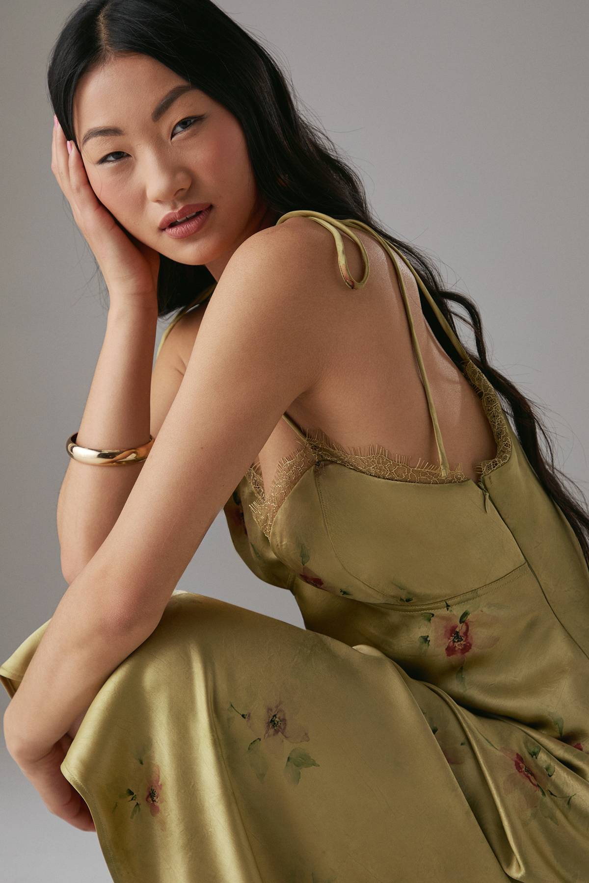 Warehouse Robe Nuisette Mi-longue En Satin Rose Avec Bretelles Nouées Et Détails En Dentelle Petite Taille