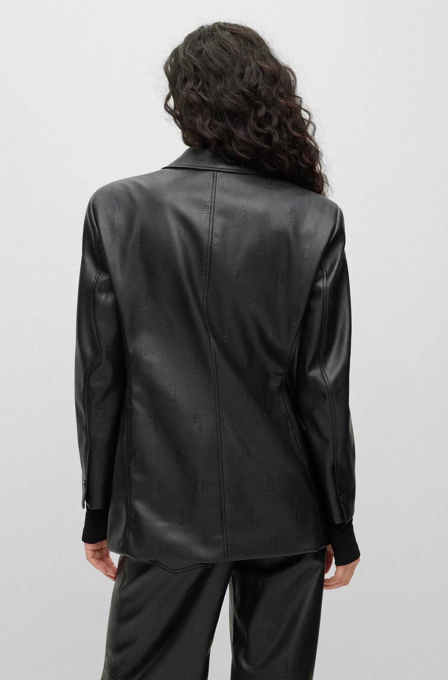 Jaqueta HUGO vermelha de modelagem oversized em couro sintético com logo gravado.