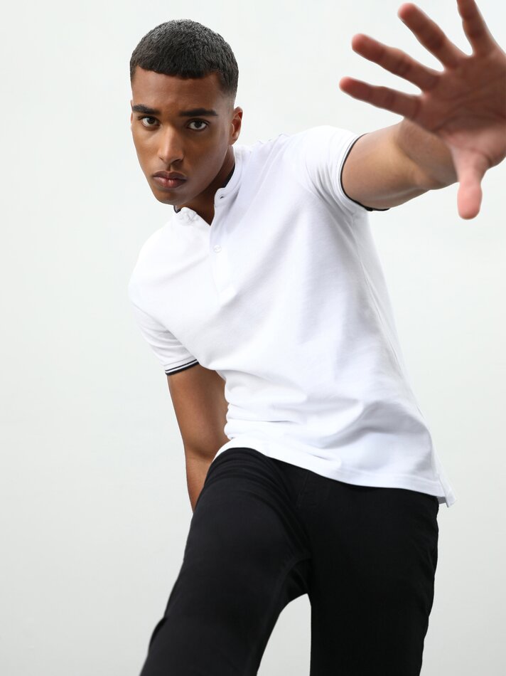 Camisa polo bordada com gola mandarim - Branca