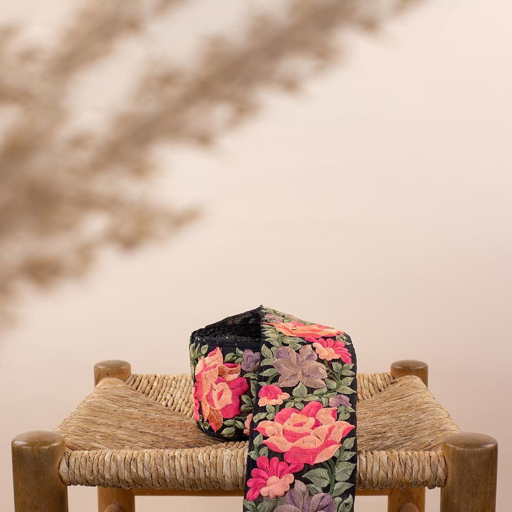 Moonrise geborduurde sierband breed zwart - roze bloemen
