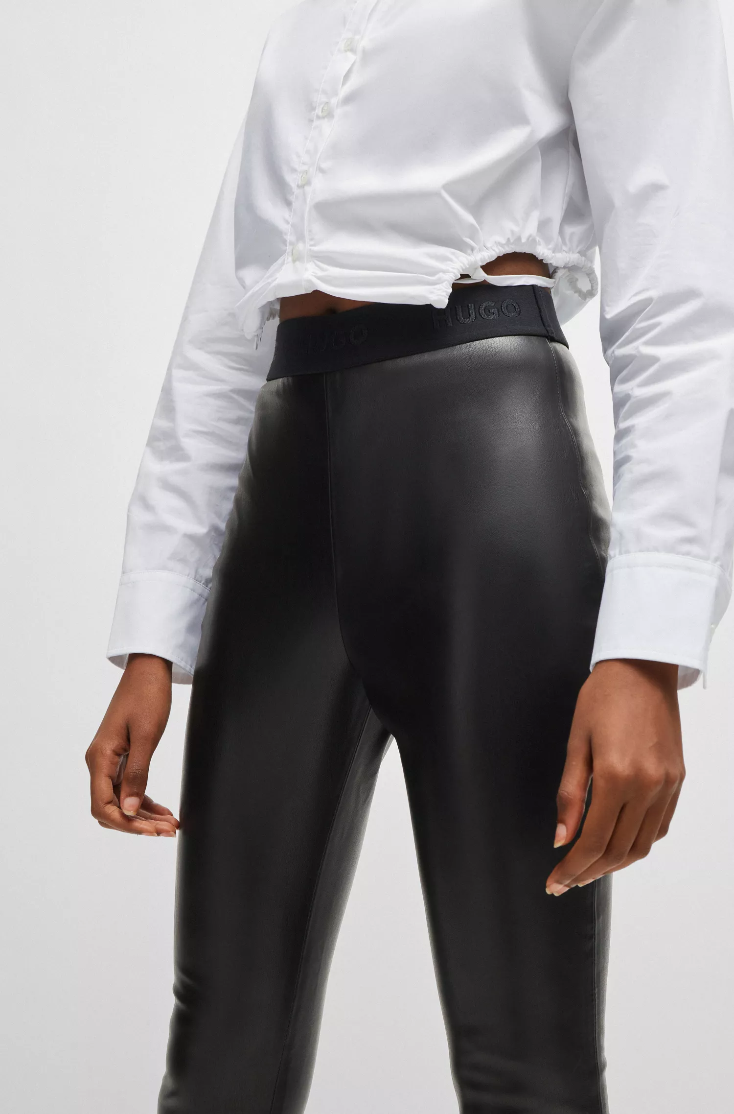 Calças HUGO vermelhas, extra slim fit, em couro sintético.