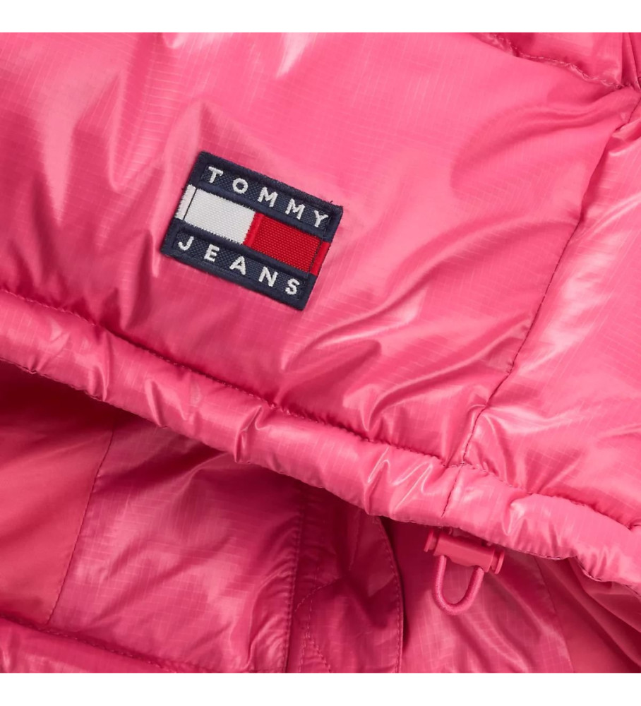 Jaqueta Tommy Jeans Alaska acolchoada com corte cropped na cor rosa.