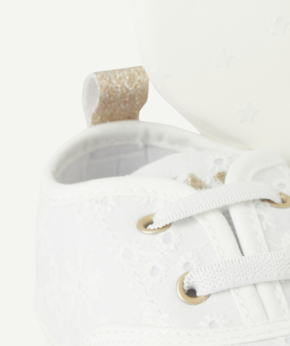 CHAUSSONS STYLE BASKETS BÉBÉ FILLE BLANCS BRODÉS