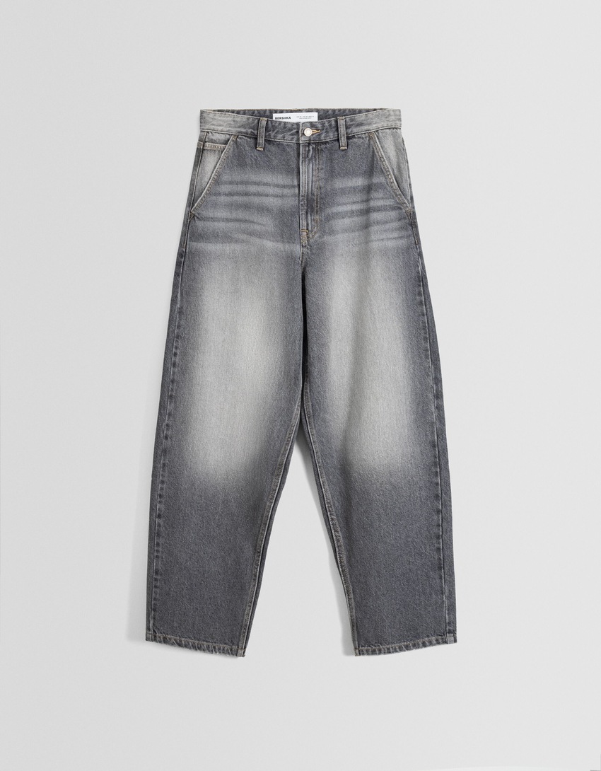 calça jeans estilo skater com efeito desbotado