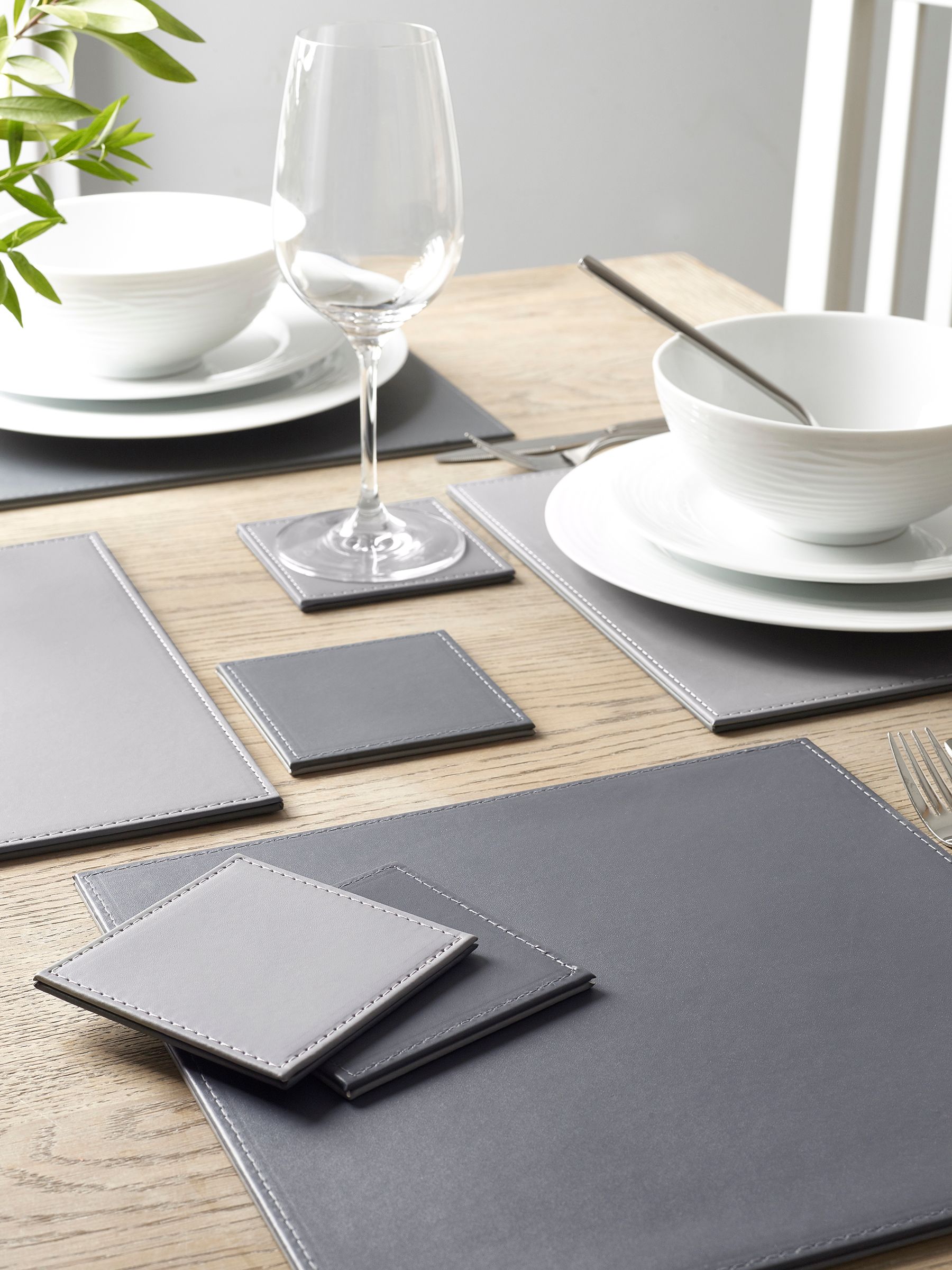 Set van 4 omkeerbare placemats en onderzetters van imitatieleer