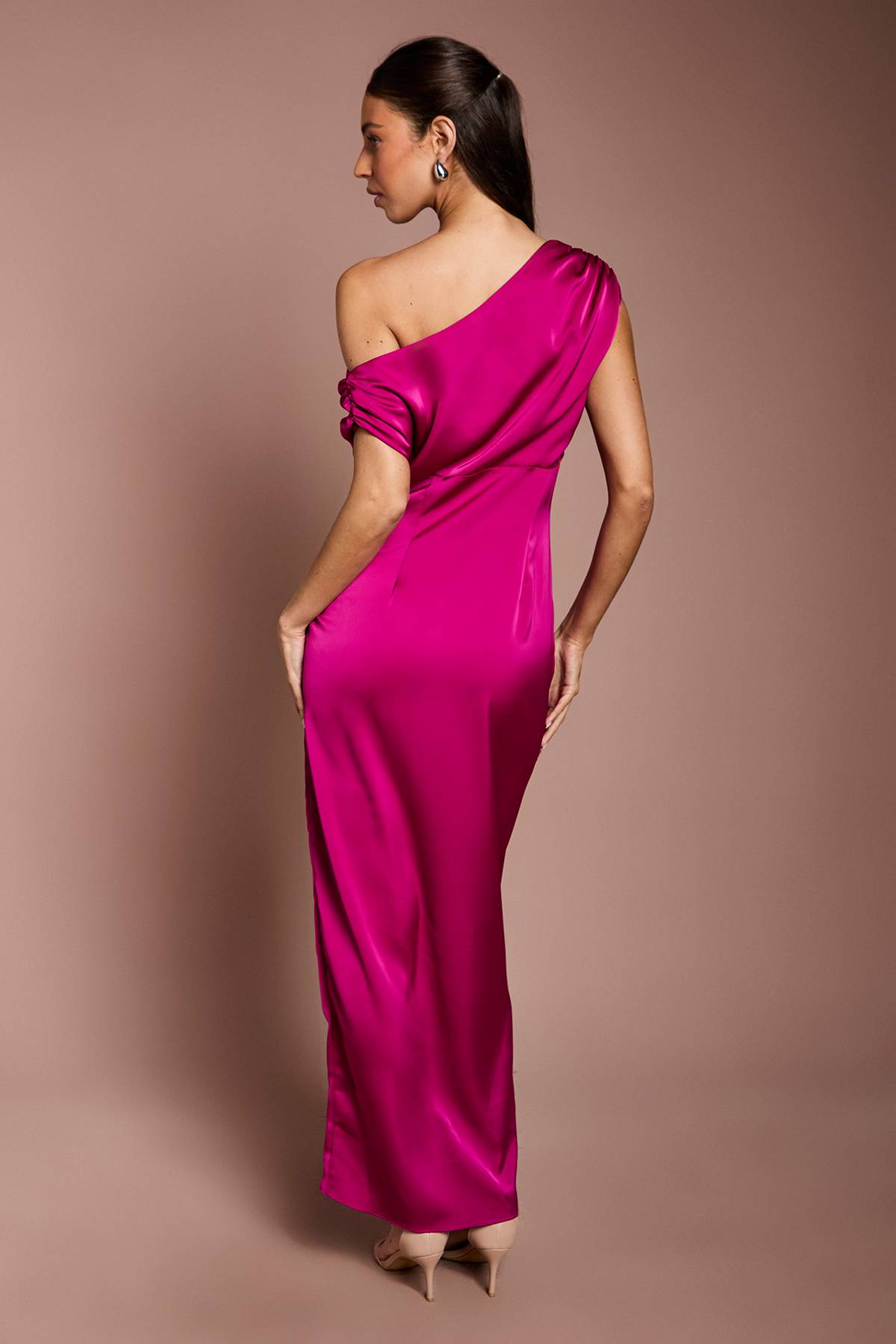 Coast Robe Longue En Satin Froncée À Une Épaule
