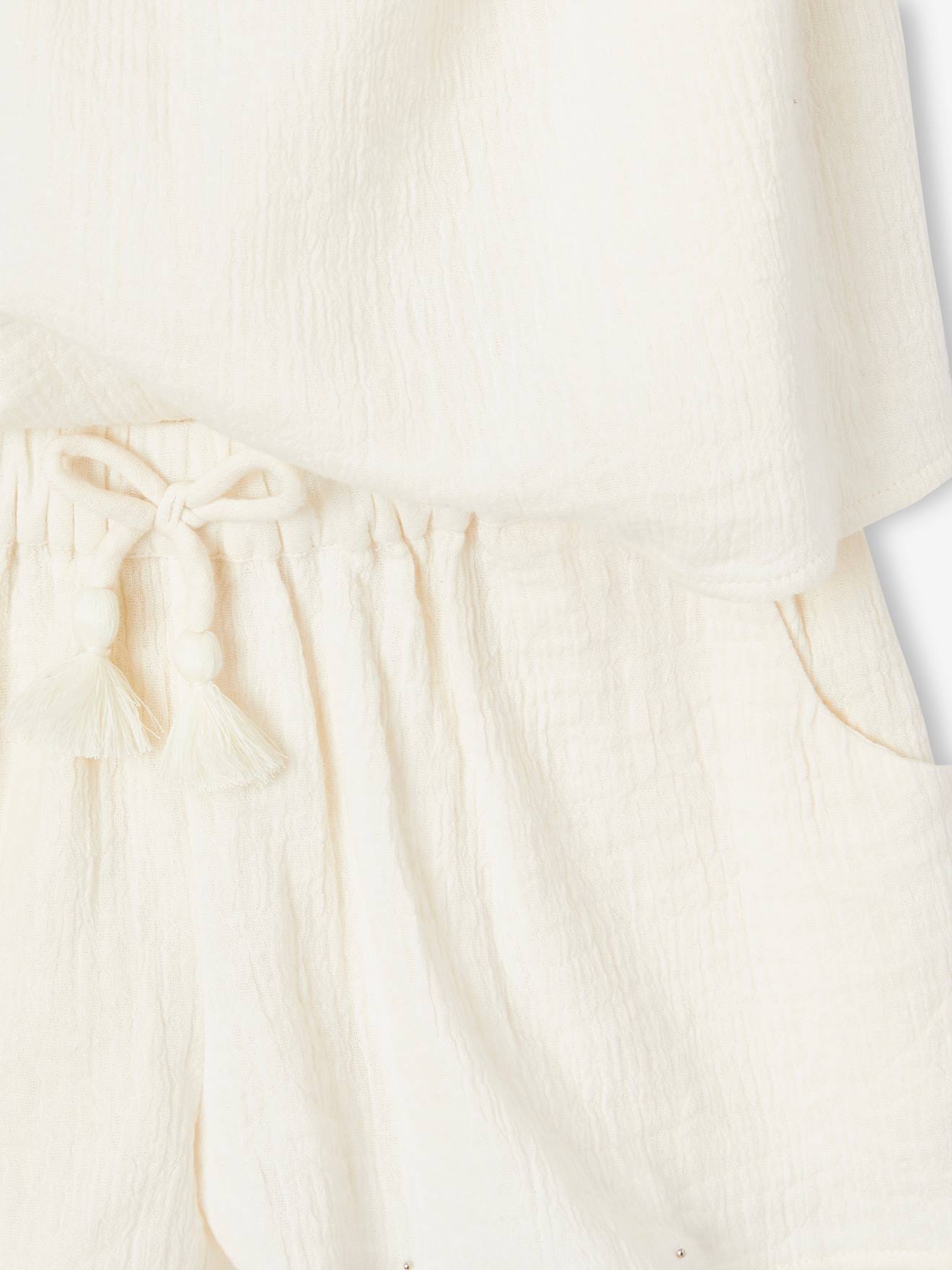 Conjunto de chiffon de algodão para meninas: blusa regata com babados e shorts bege.