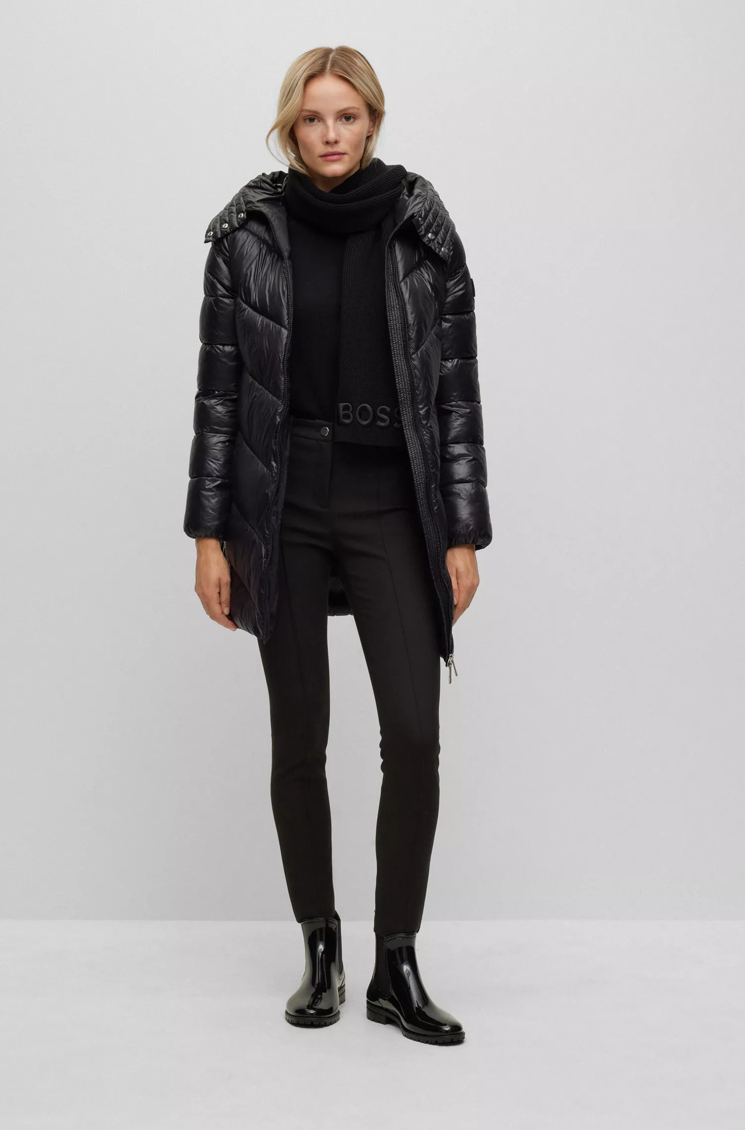 Botas de chuva BOSS estilo Chelsea pretas com acabamento brilhante e detalhes da marca.