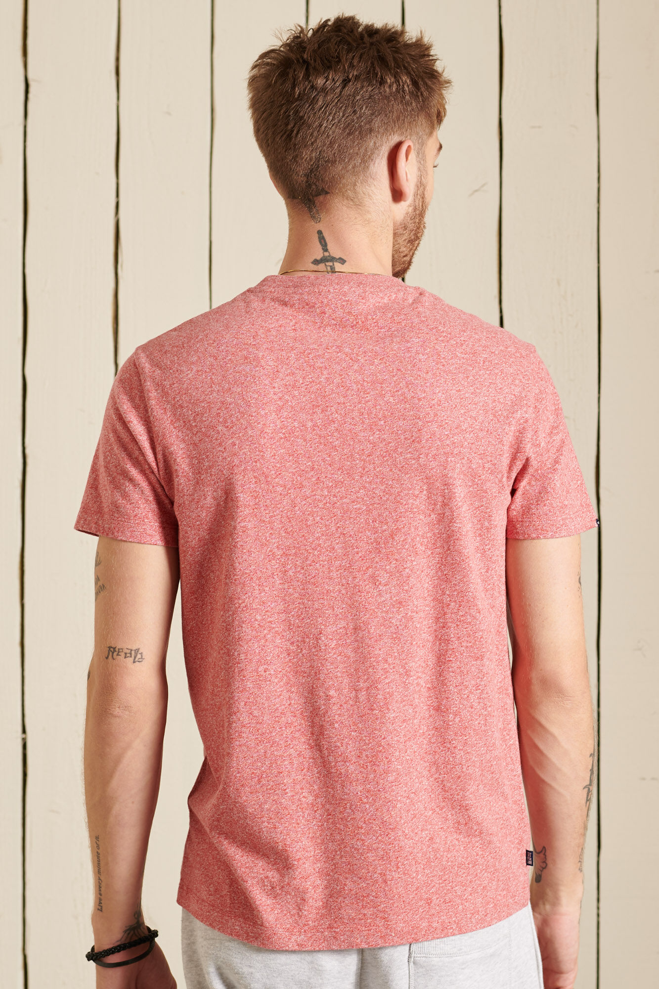 Camiseta de algodão orgânico com logotipo vintage bordado.