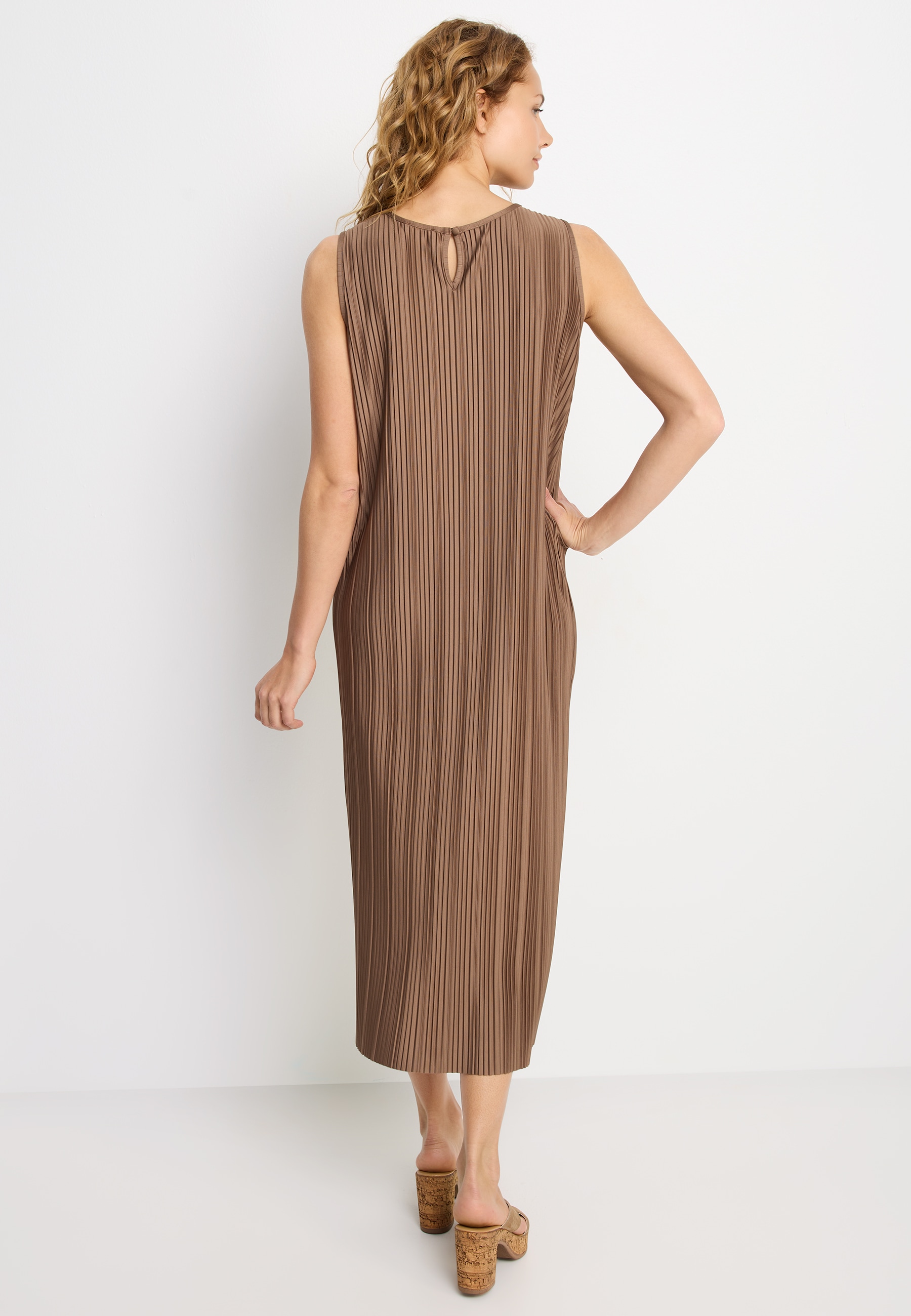 LASCANA Plisseekleid in Midilänge, Trägerkleid, Sommerkleid