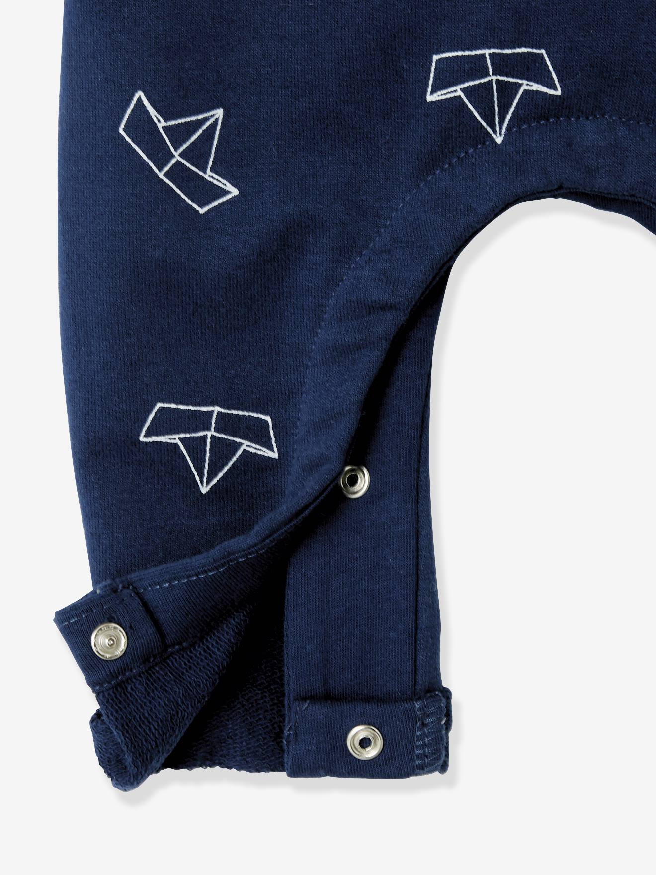 Conjunto para recém-nascido: gorro chanel, body e jardineira azul-escura estampada.