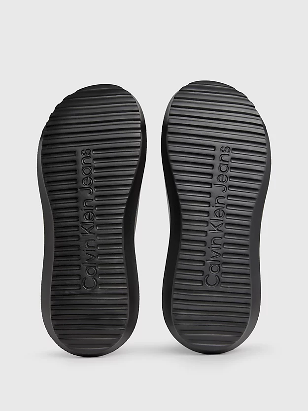 Chinelo com logotipo híbrido