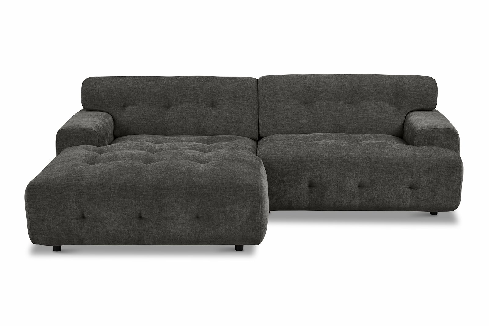 Bob sofa 1,5-seter med sjeselong venstre. Tekstil City 98 Dark Grey med sorte ben.