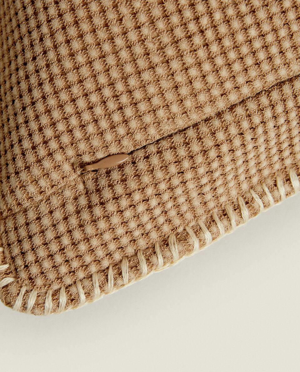 CAPA DE ALMOFADA COM TECIDO TEXTURIZADO EM MALHA WAFFLE