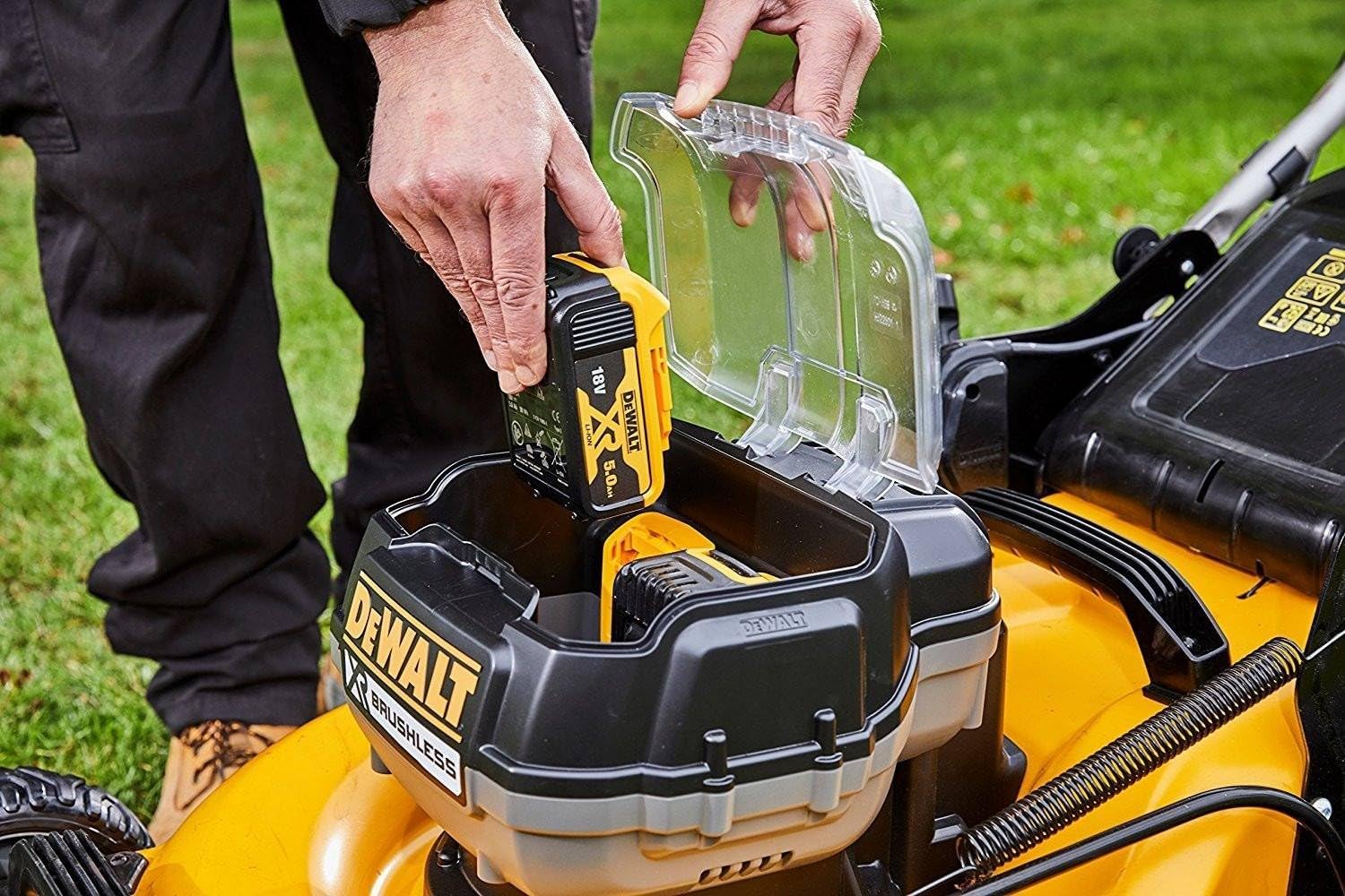 DEWALT - Tondeuse XR Brushless 18V 5Ah Li-Ion - DCMW564N-XJ - Tondeuse à Gazon sans Fil avec Sac de Ramassage de 55l - Largeur de Coupe 48cm - Tonte jusqu’à 800m2 - 36V