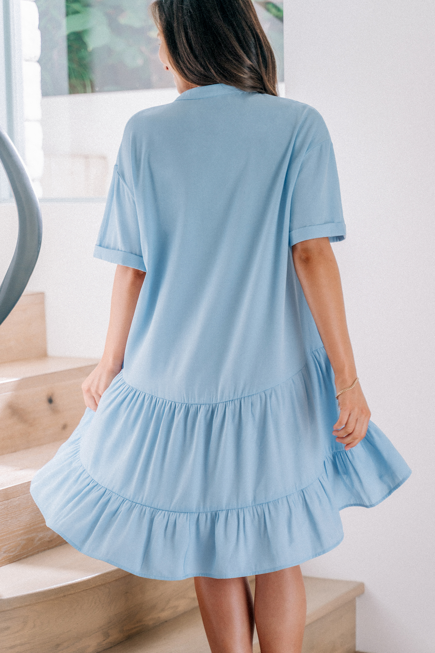 Robe mini avec ourlet à volants et épaules tombantes bleu clair