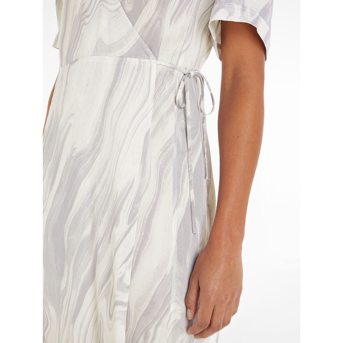 CALVIN KLEIN<br>Vestido curto envelope com mangas curtas