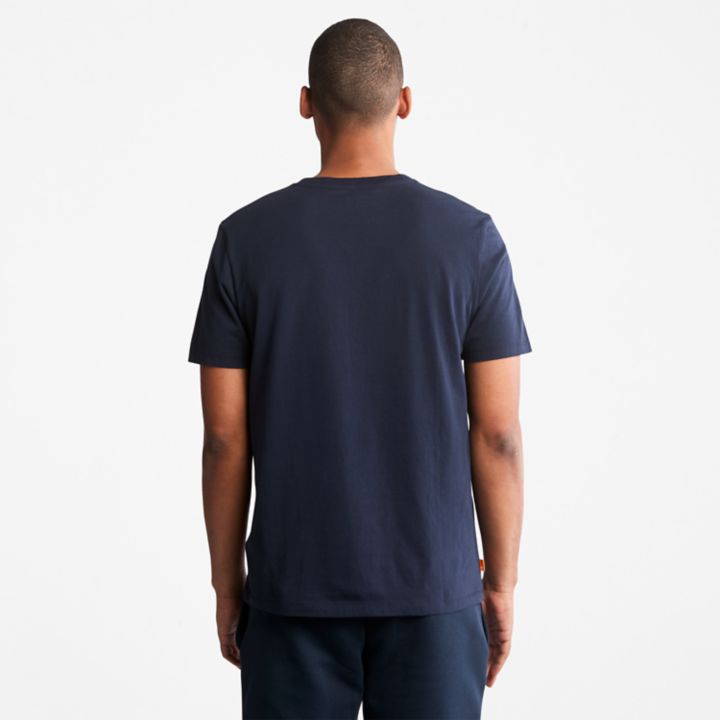 Camiseta masculina azul marinho com estampa de vento, água, terra e céu.