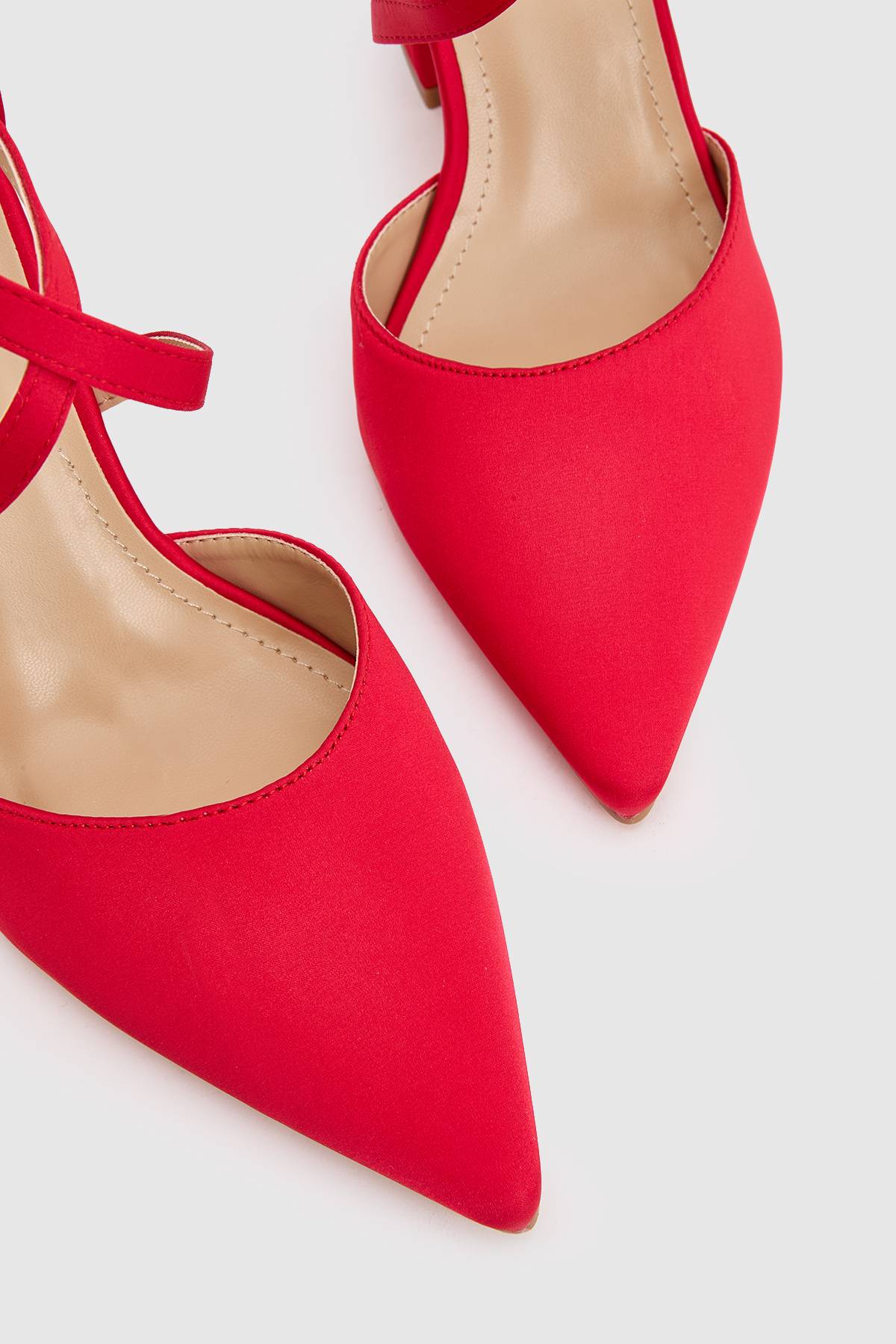 Coast Escarpins à Talon Bloc Pointus en Satin avec Brides Croisées - Coupe Large Treat