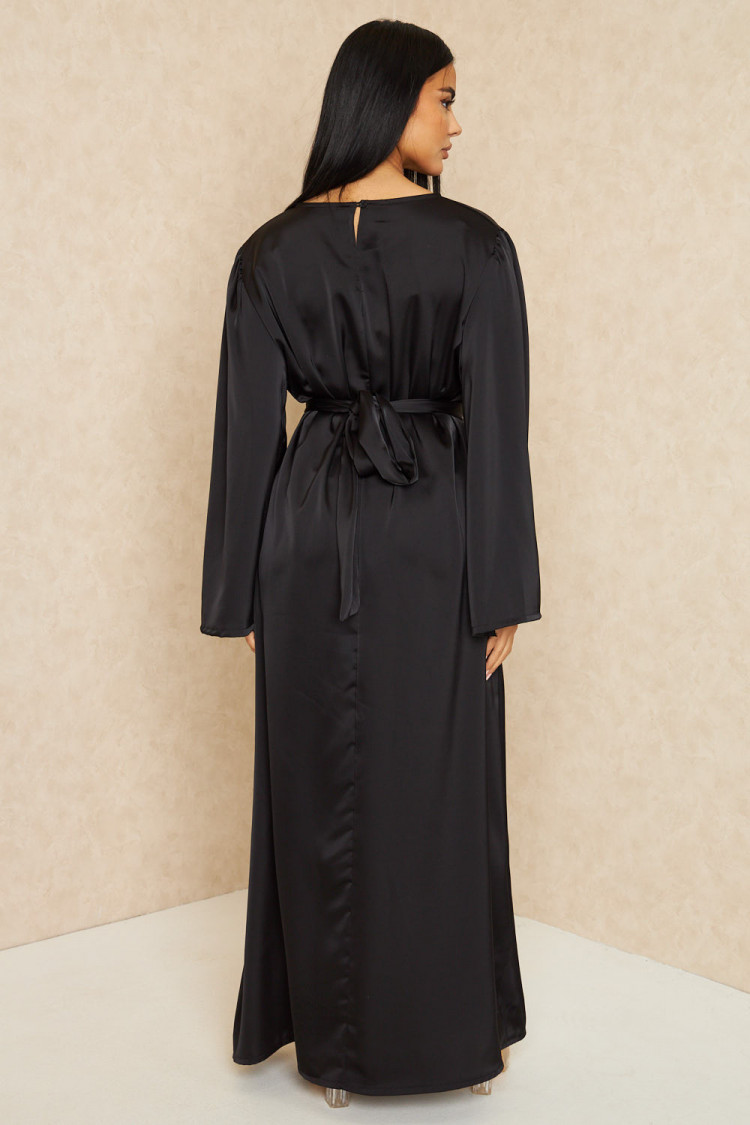 Robe ample ceinturée et satinée noire