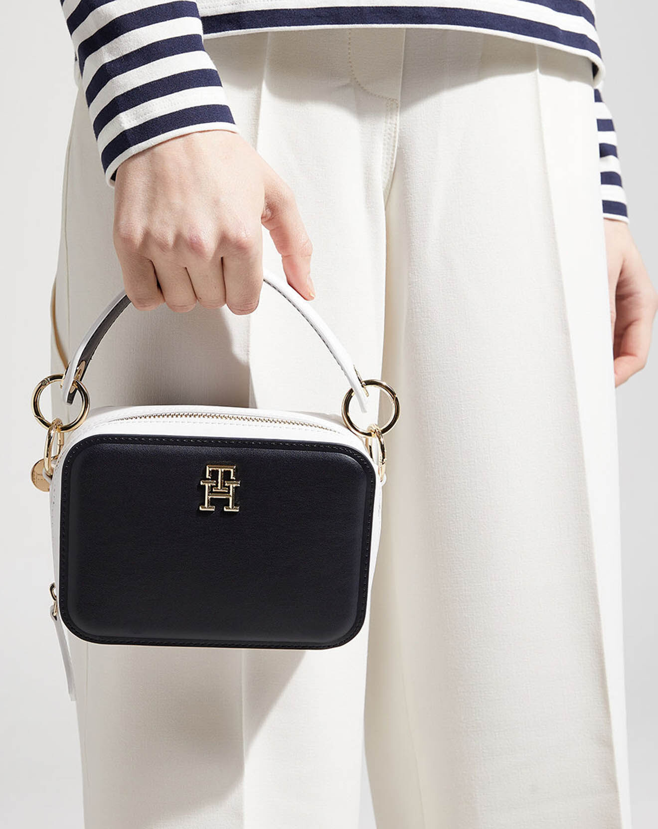 Tommy Hilfiger Mini sac à main Chic Trunk bleu marine - 12x17x6,5 cm