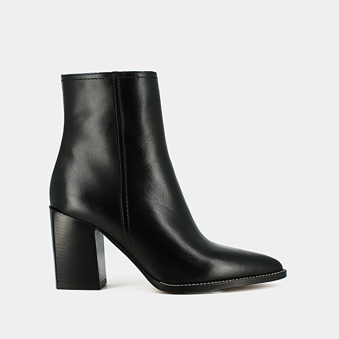Boots pointues à talons  en cuir noir