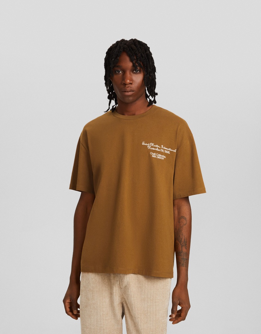 Camiseta de manga curta com estampa e modelagem quadrada