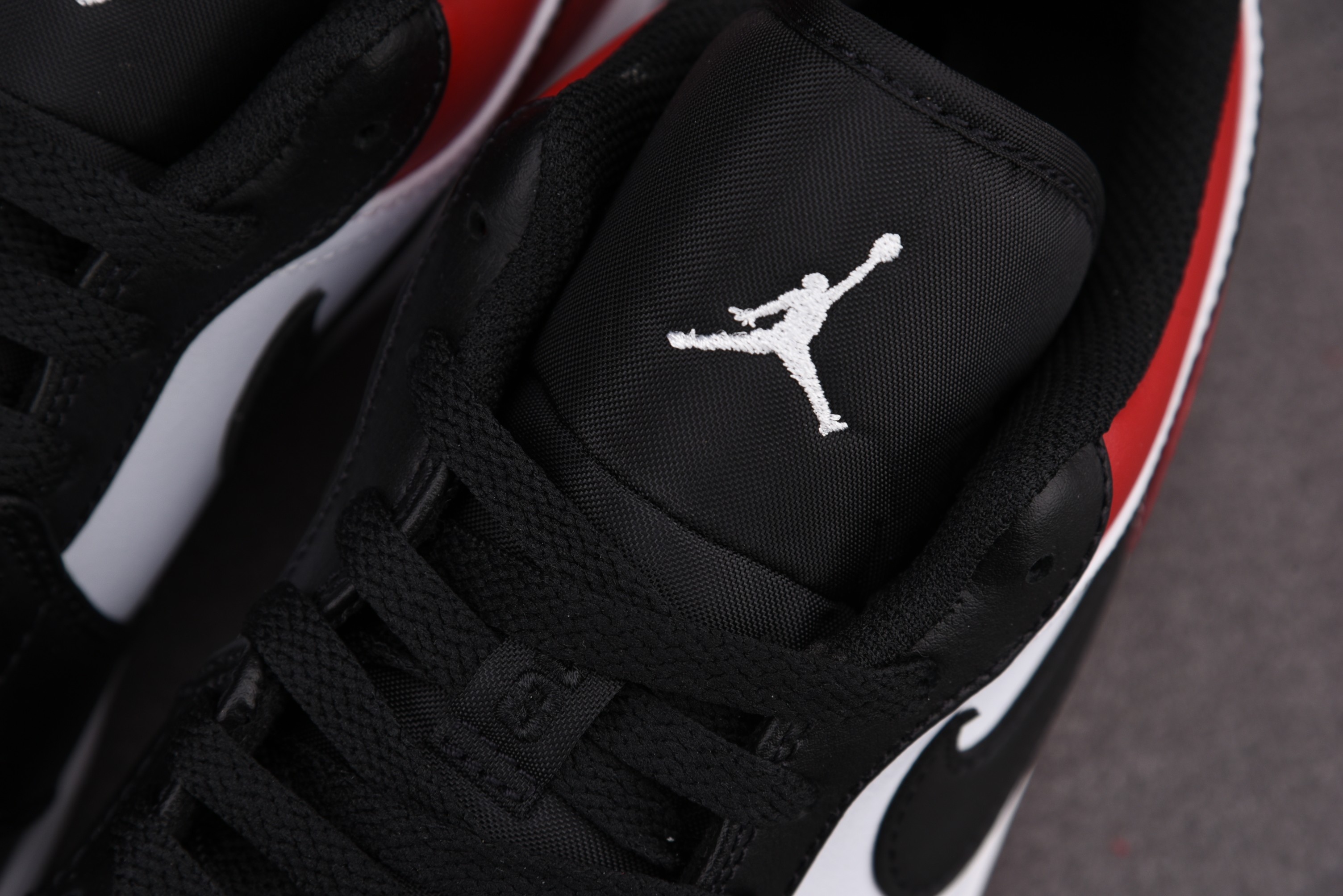 Jordan 1 Low Bred Toe