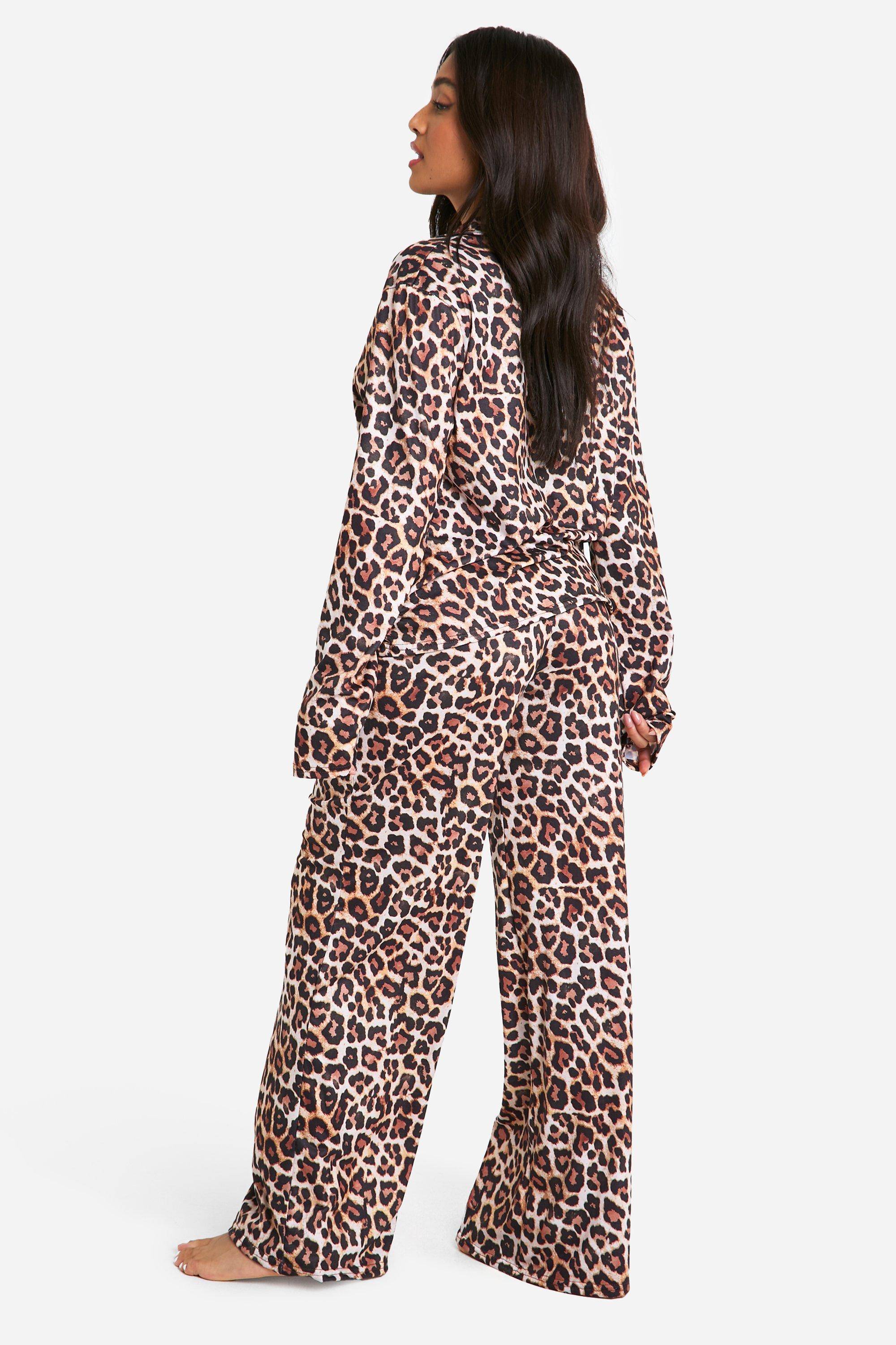 boohoo Ensemble pyjama pour petites tailles avec chemise à manches longues et pantalon imprimé léopard