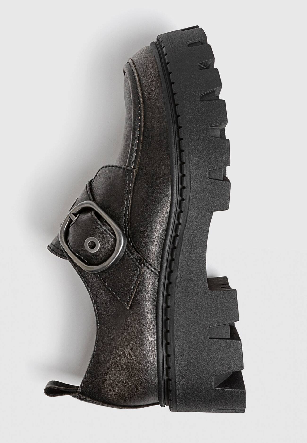 Sapatos baixos com fivela e solado tratorado.