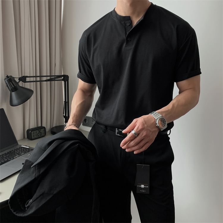 GRAYCIOUS - Effen Henley T-shirt met korte mouwen