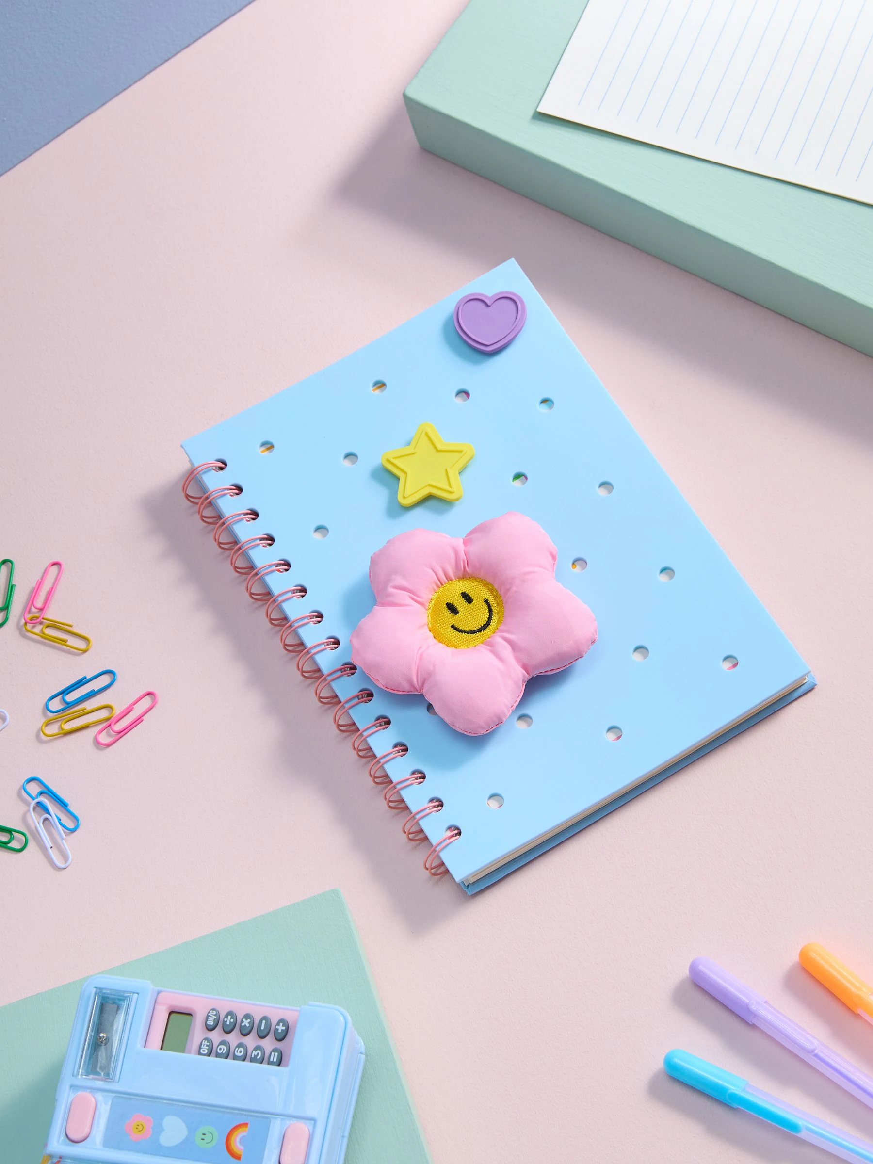 Flower Power A5 gelinieerd notitieboek met bedels op de voorkant