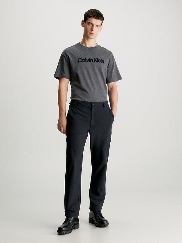 Camiseta com logotipo bordado