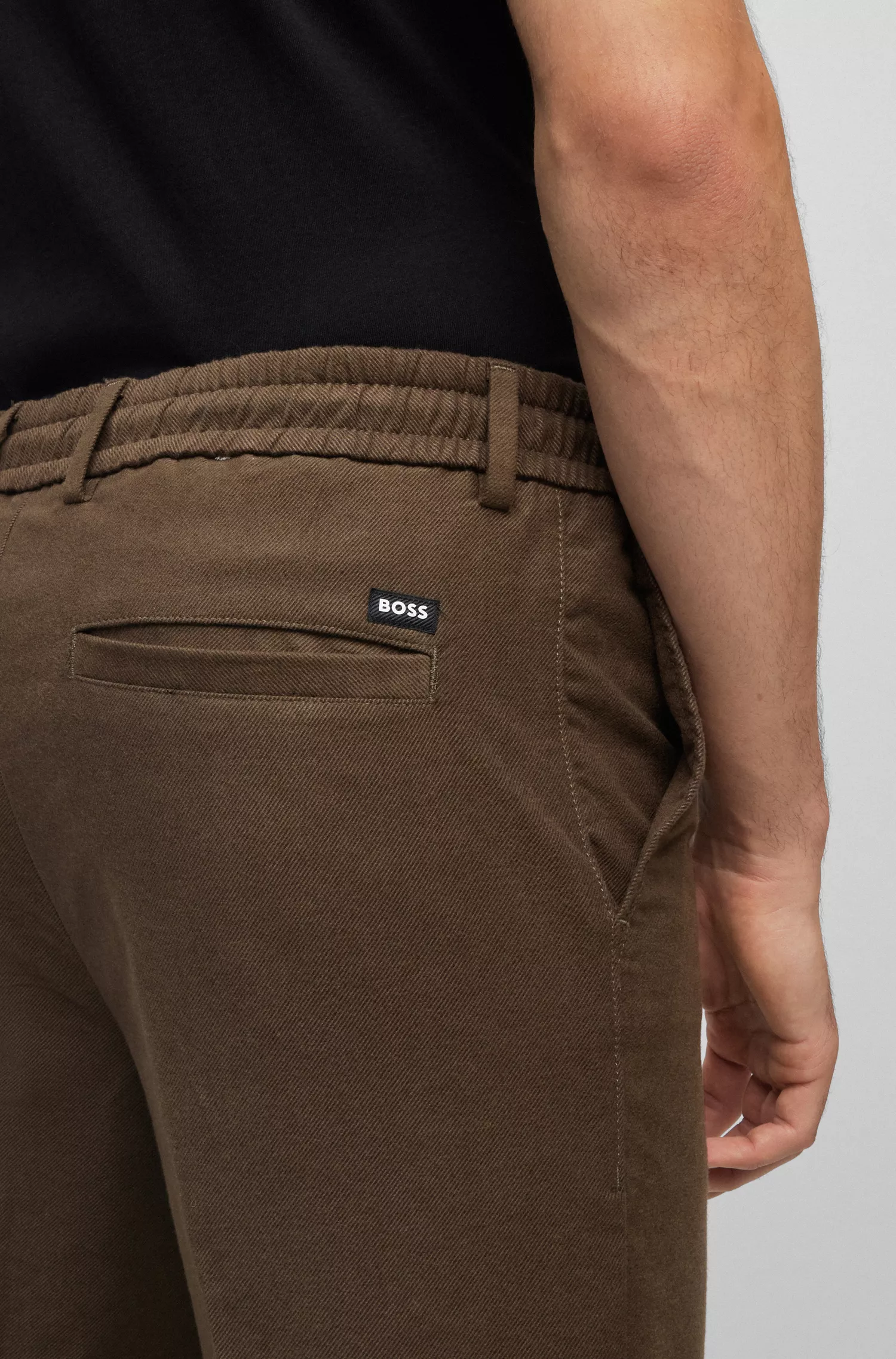 Calça BOSS preta, corte slim, em sarja de algodão misto.