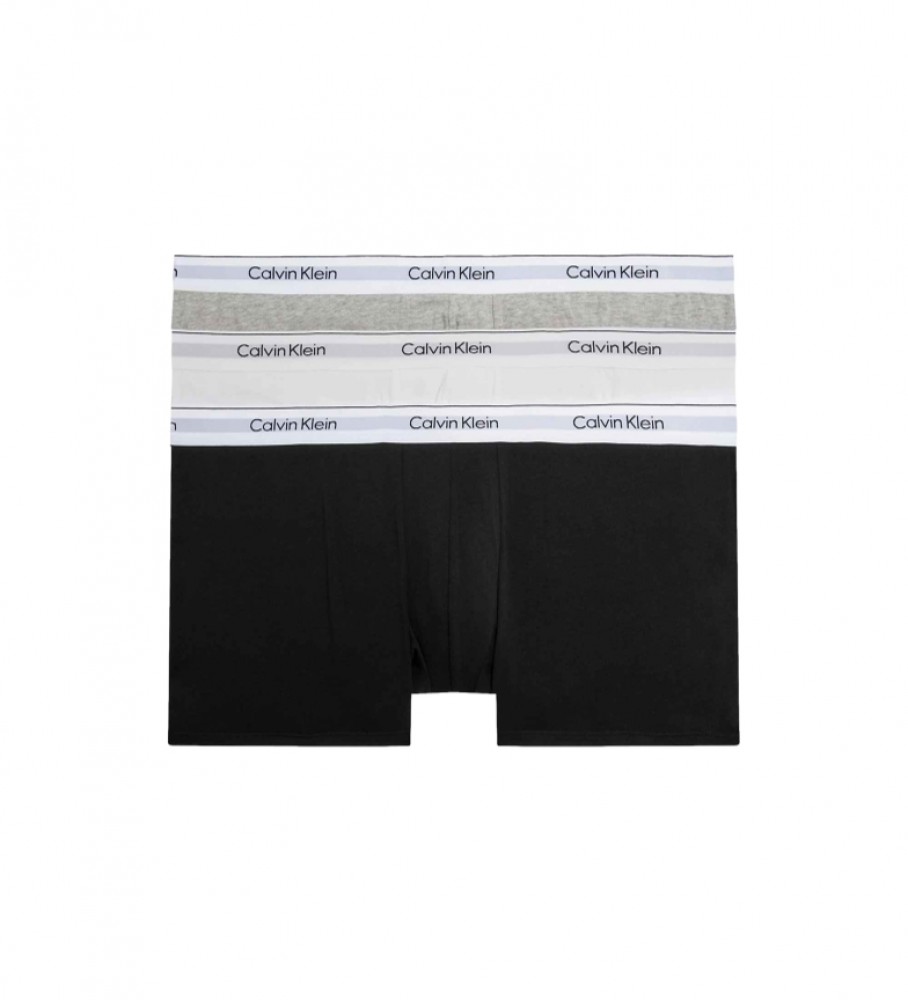 Pacote com 3 cuecas boxer Calvin Klein Plus nas cores preto, branco e cinza.