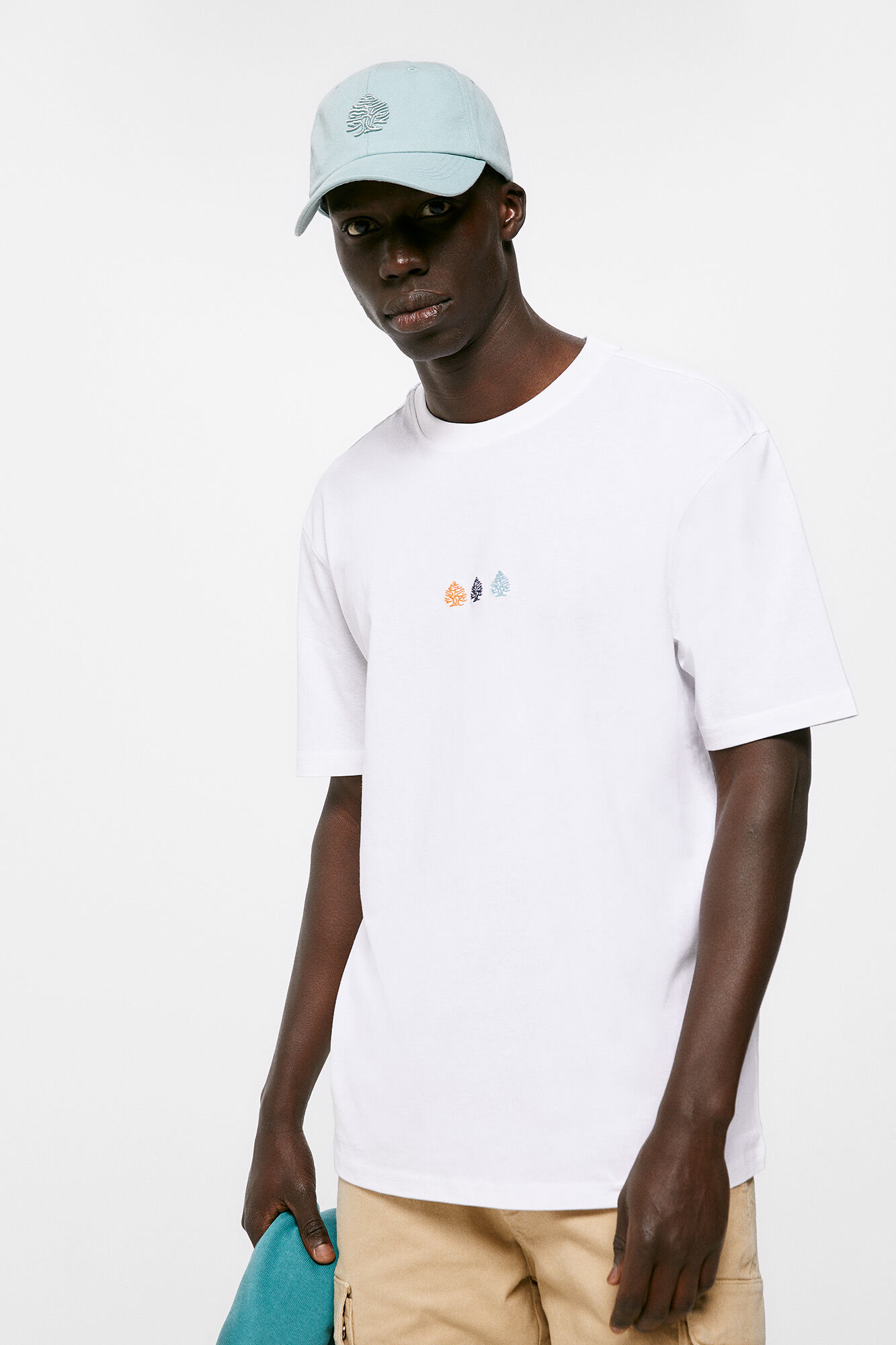 Camiseta branca com estampa de árvore