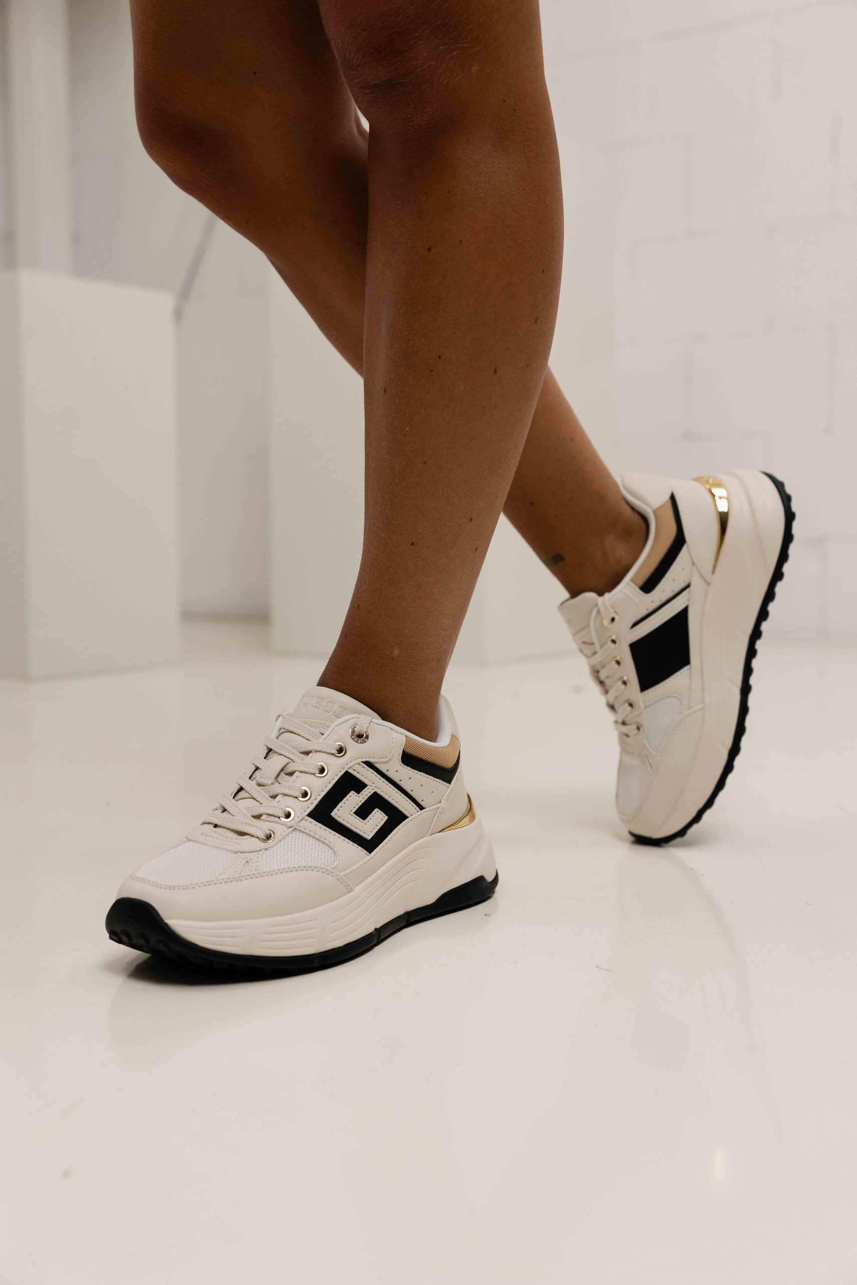 Guess Fonzy Sneakers Dames Beige