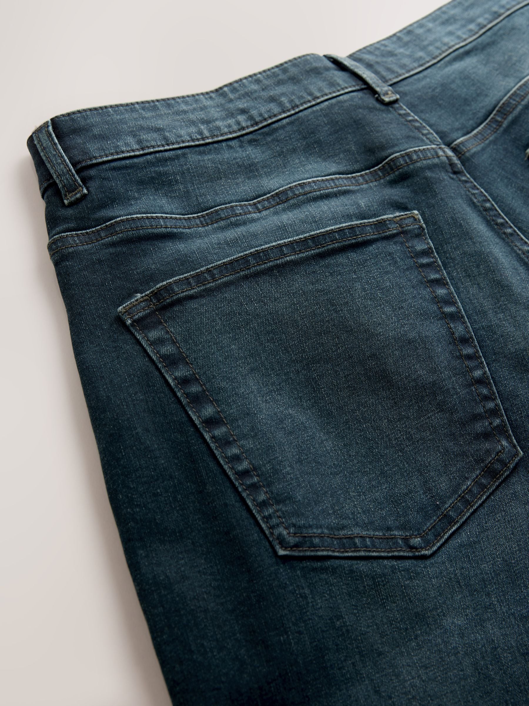 Donkerblauwe wassing - Klassieke stretchjeans met standaard taps toelopende pasvorm