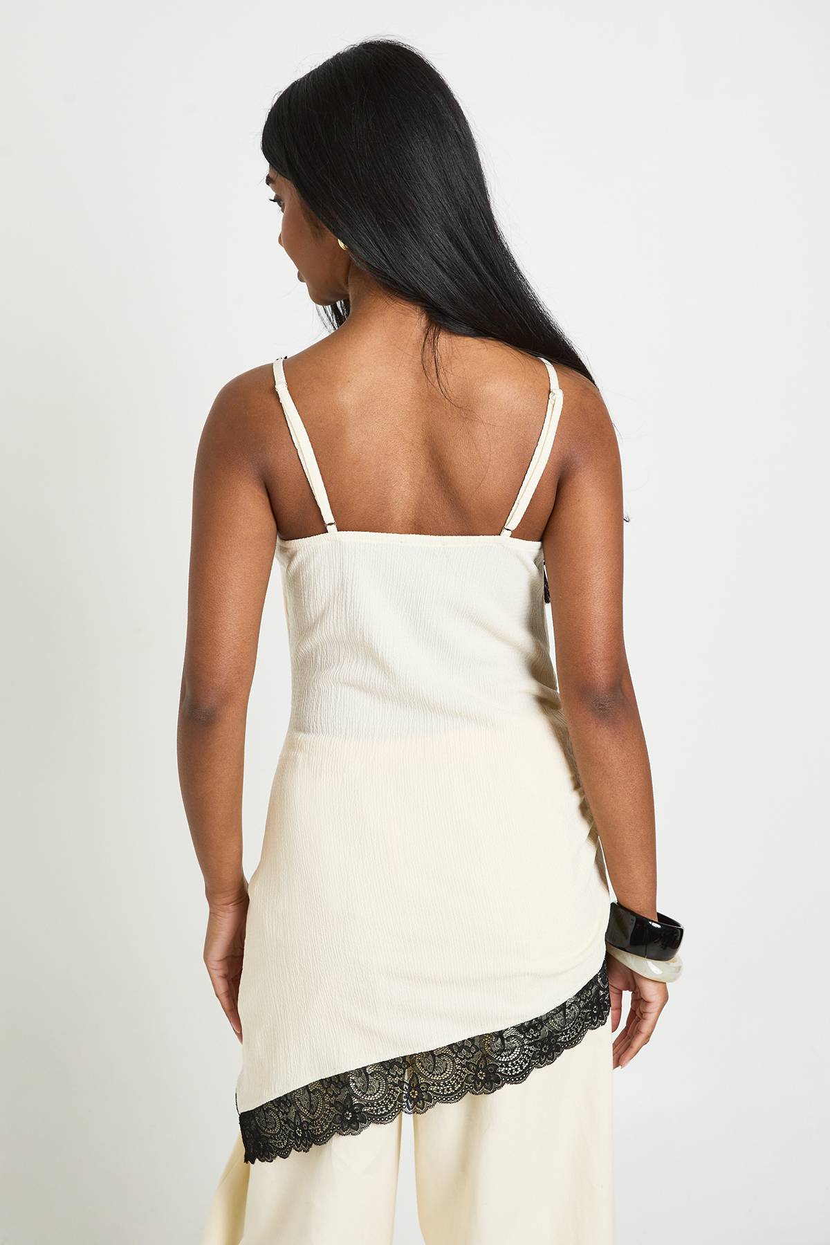 boohoo Débardeur Long Asymétrique À Texture Gaufrée Et Finitions En Dentelle