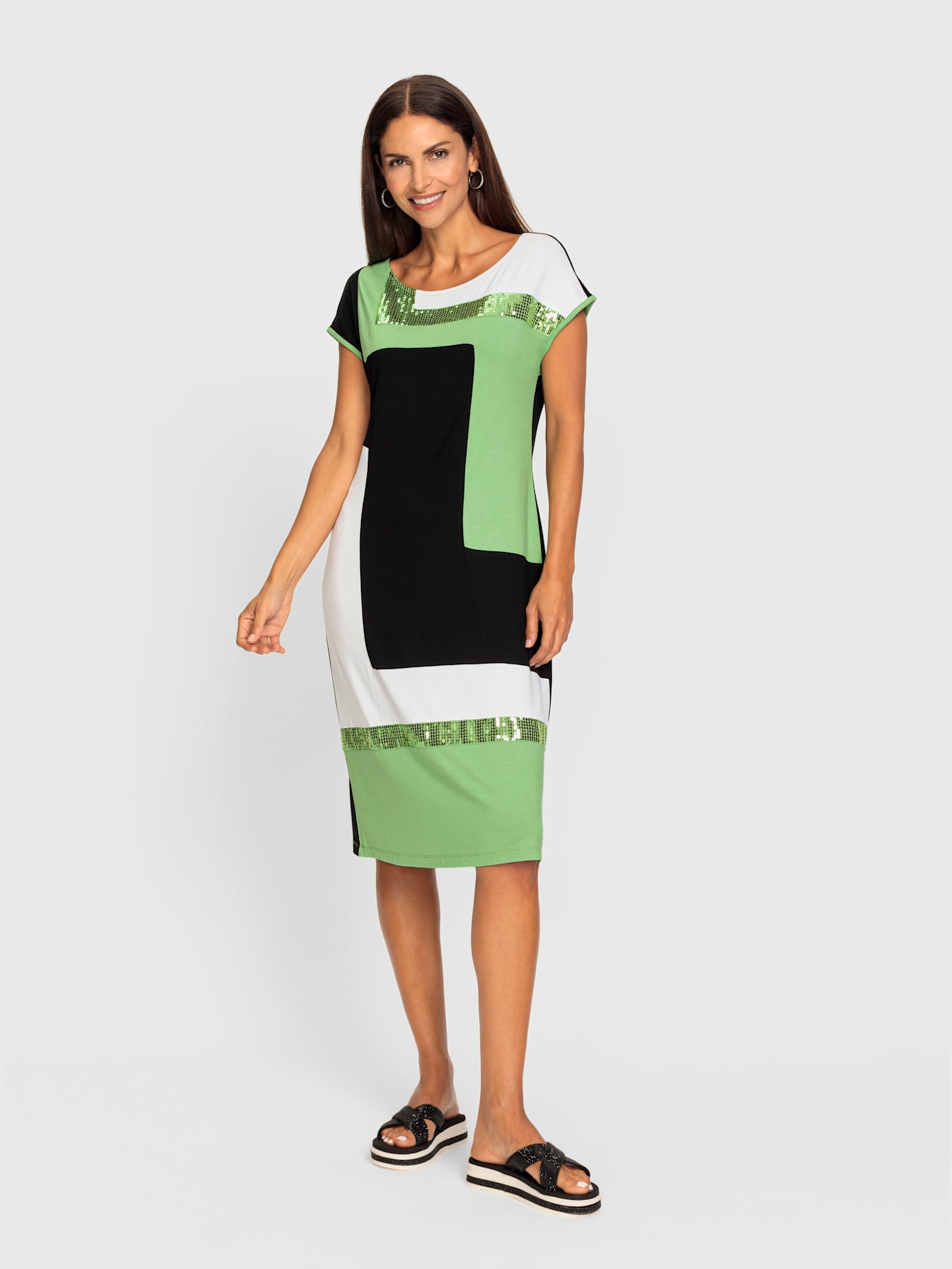 Robe patchwork orné de paillettes brillantes