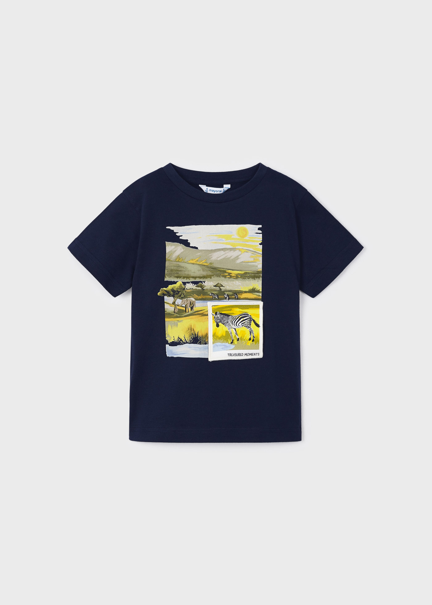 Camiseta infantil com estampa interativa, feita de algodão sustentável.