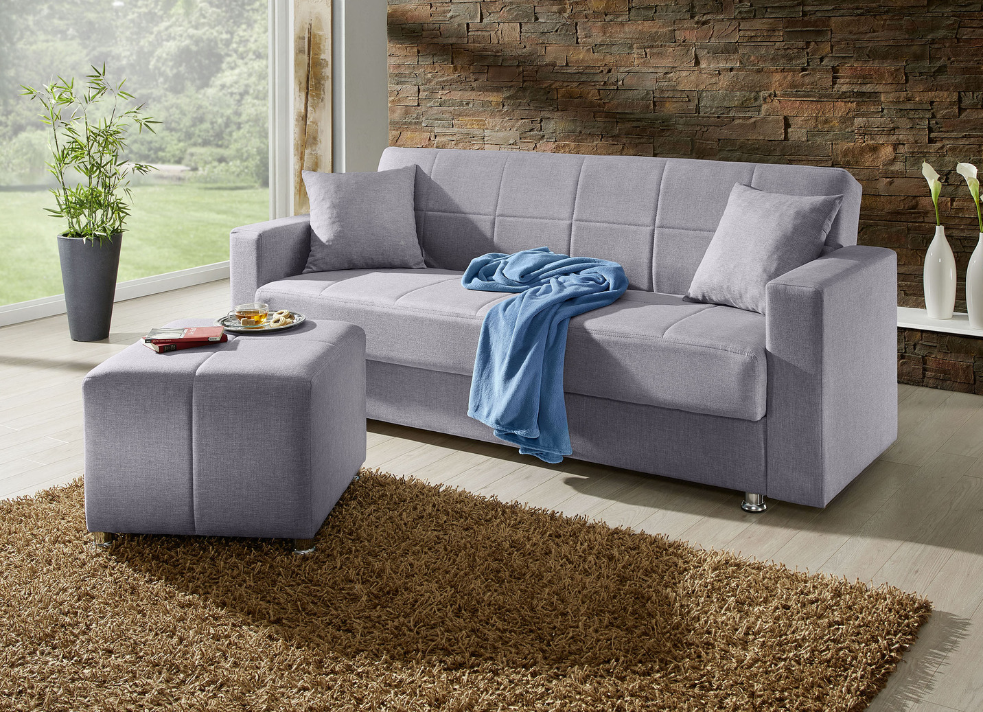 Klick-Klack-Sofa mit Hocker und Dekokissen