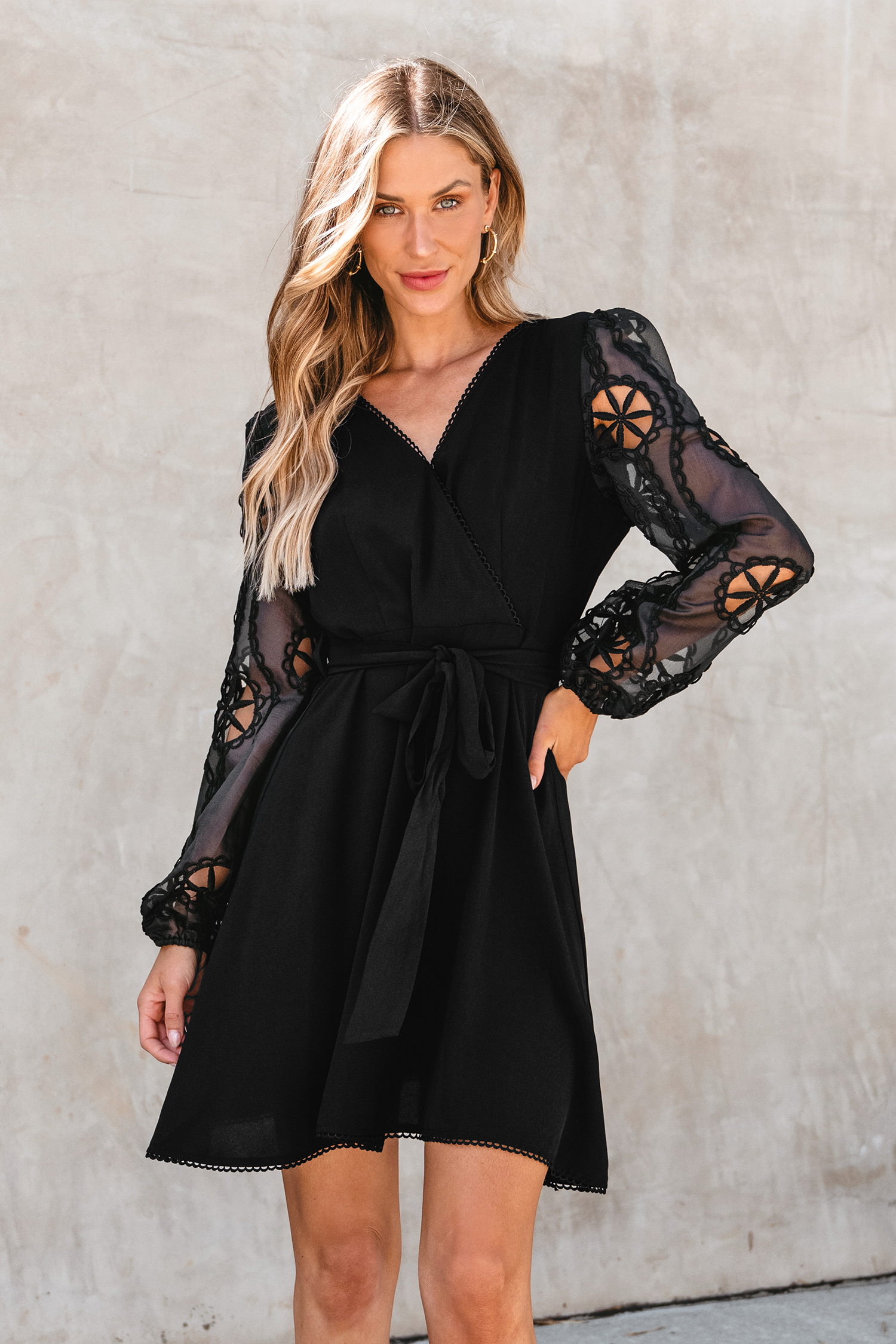 Robe mini avec ceinture en mesh découpée
